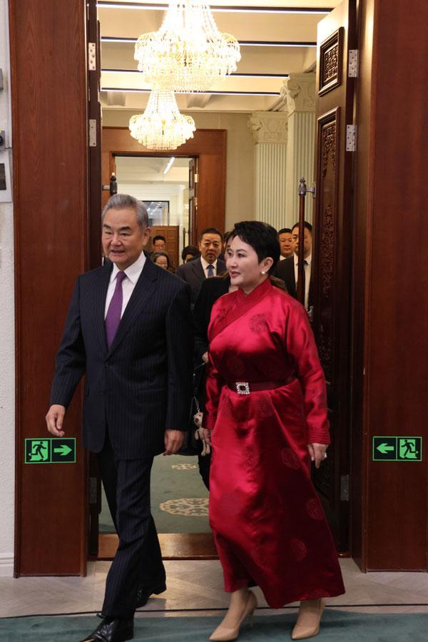 中蒙两国外长举行会谈并发表联合新闻公报，里面有这样一句话，双方“谴责任何形式的法