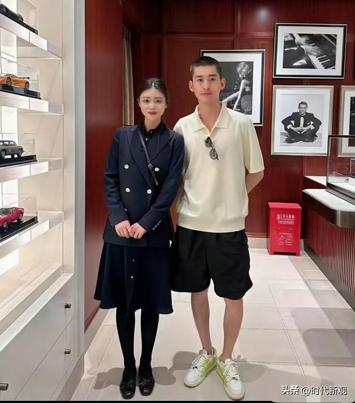 41岁的明星张翰近照！
近日，有网友拍到明星张翰逛展以及就餐的照片！
从合照上看