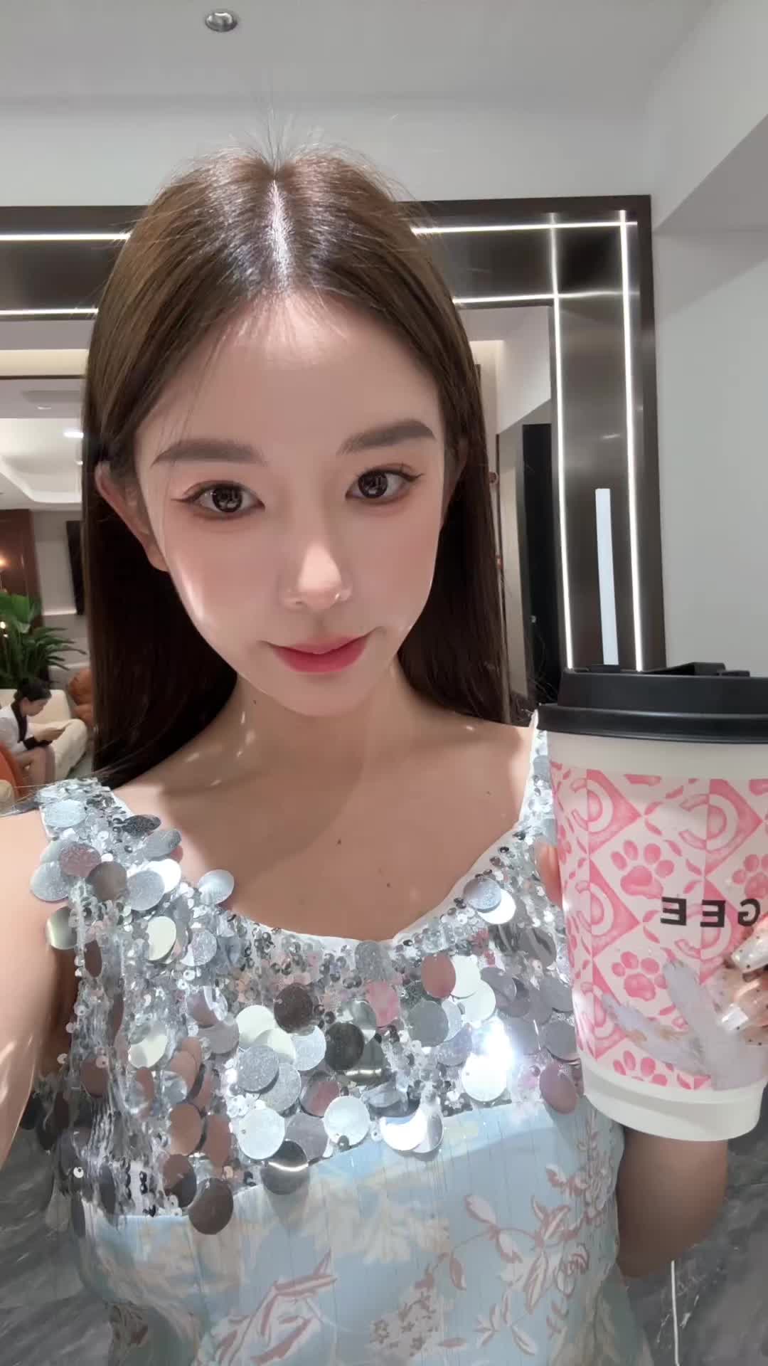 女生的开心很简单  比如穿喜欢的小裙子  喝喜欢的奶茶