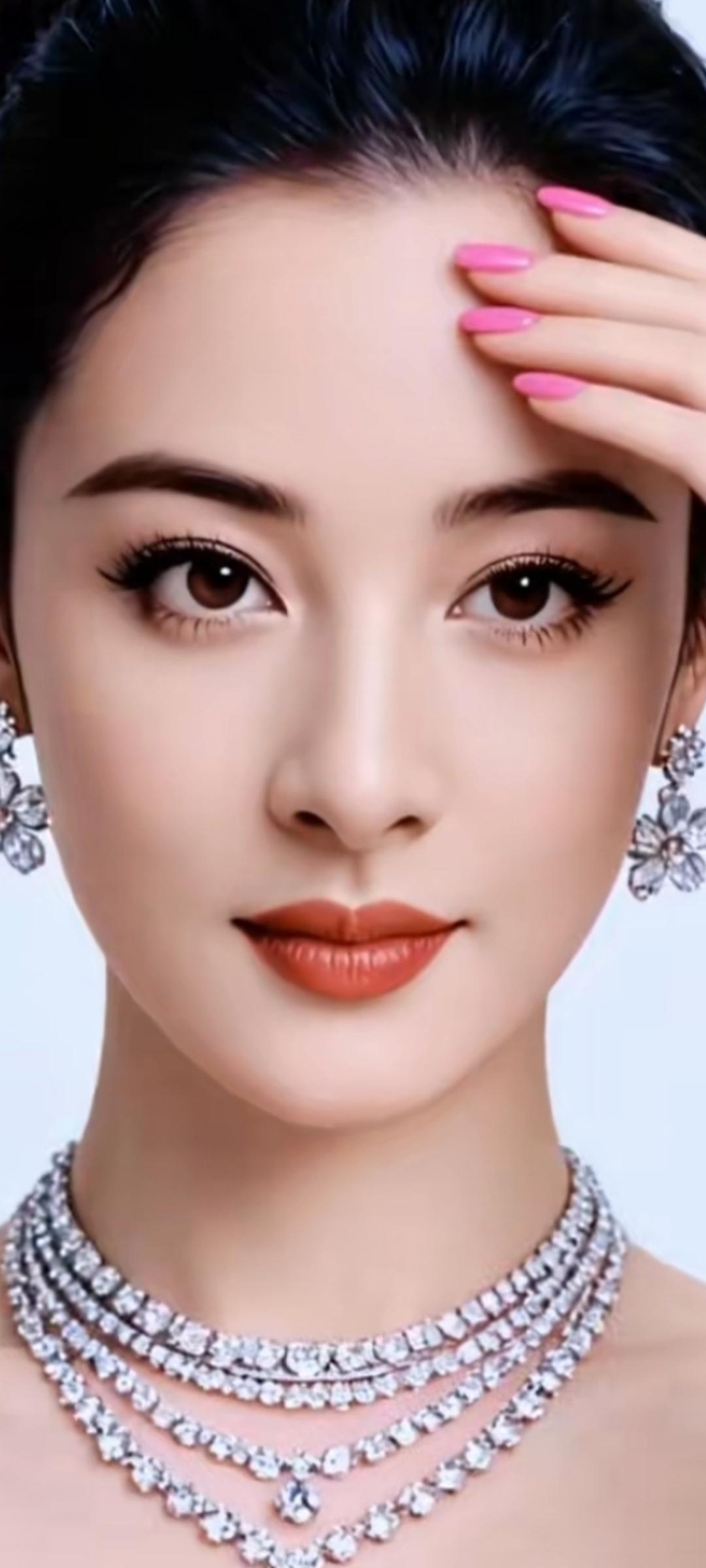 闪耀的珠宝，精致的妆容，优雅的女性魅力。