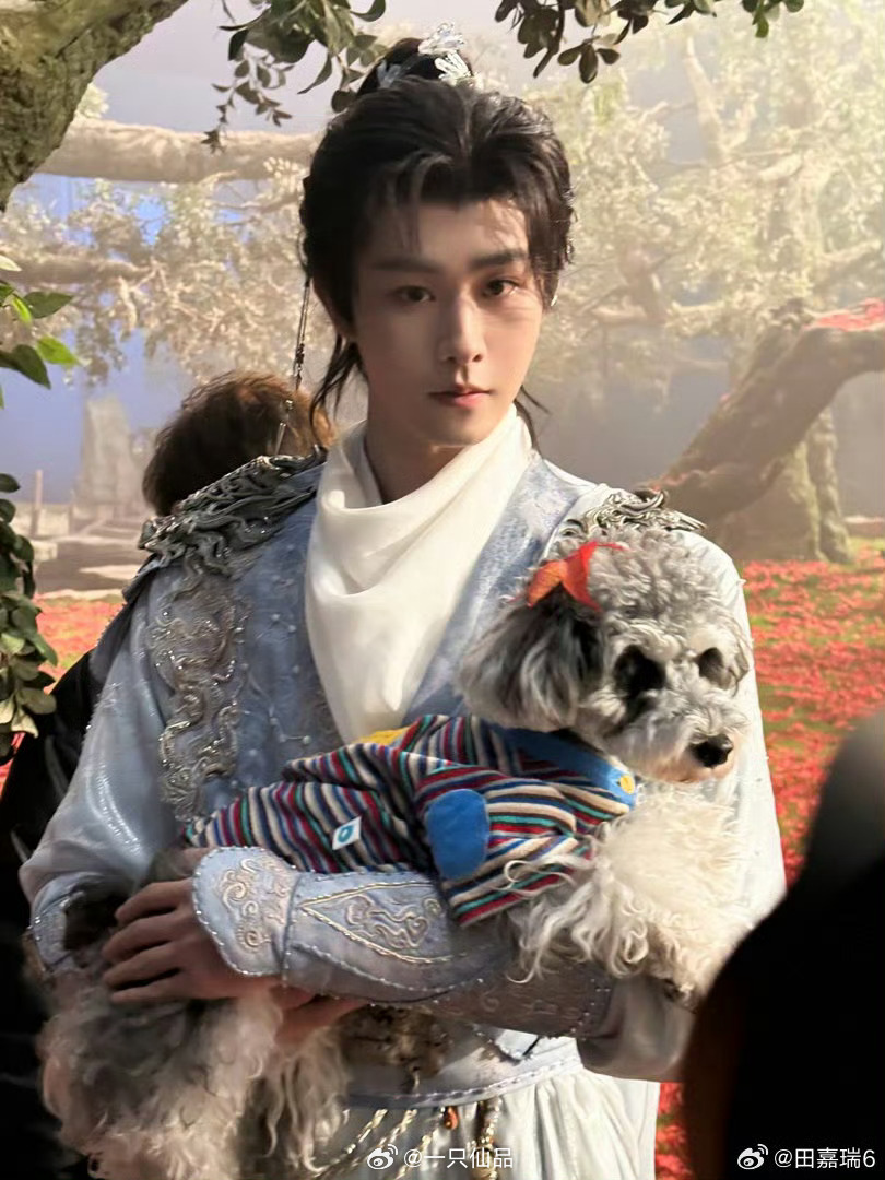 这这这，田嘉瑞确实是美帅萌到爆炸啊瑞瑞如果能这样抱我一次，我能吹一辈子，哈哈哈
