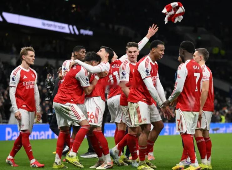 在今晨的北伦敦德比中，阿森纳客场4-1大胜热刺，不过名宿萨顿却认为阿森纳英超的争