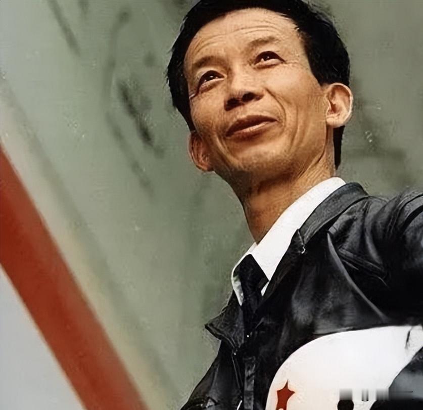 1996年，我国试飞员邹延龄出国交付飞机，当天晚宴上，一位外籍美女在他耳边轻声说