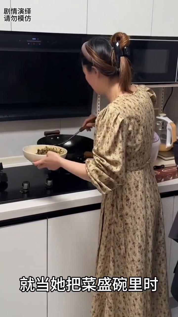丈夫看到媳妇盛菜时很顾家，这一幕真的太感人了。
丈夫来到厨房看到她在炒菜，就当她