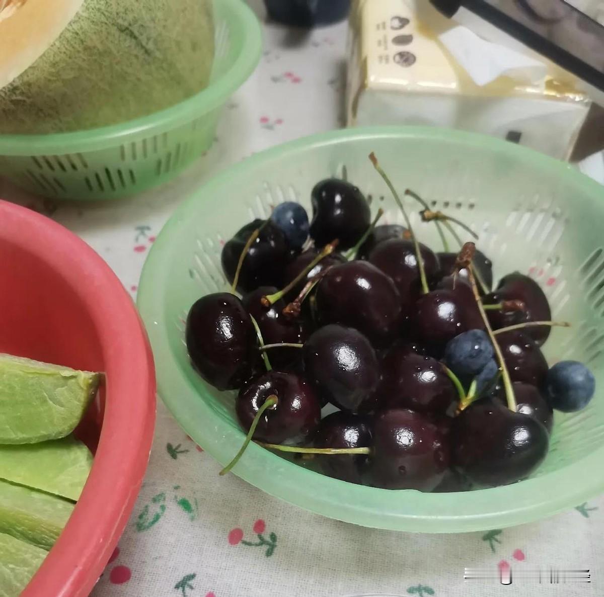 今天一下子看到了两个事件，都在说因为吃车厘子中毒的事情，一个面部肿胀，一个感觉恶