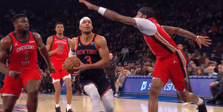 NBA赛场镜头：锡安说，让你们见识一下什么是真正的血帽，不用谢我！
  昨天尼克