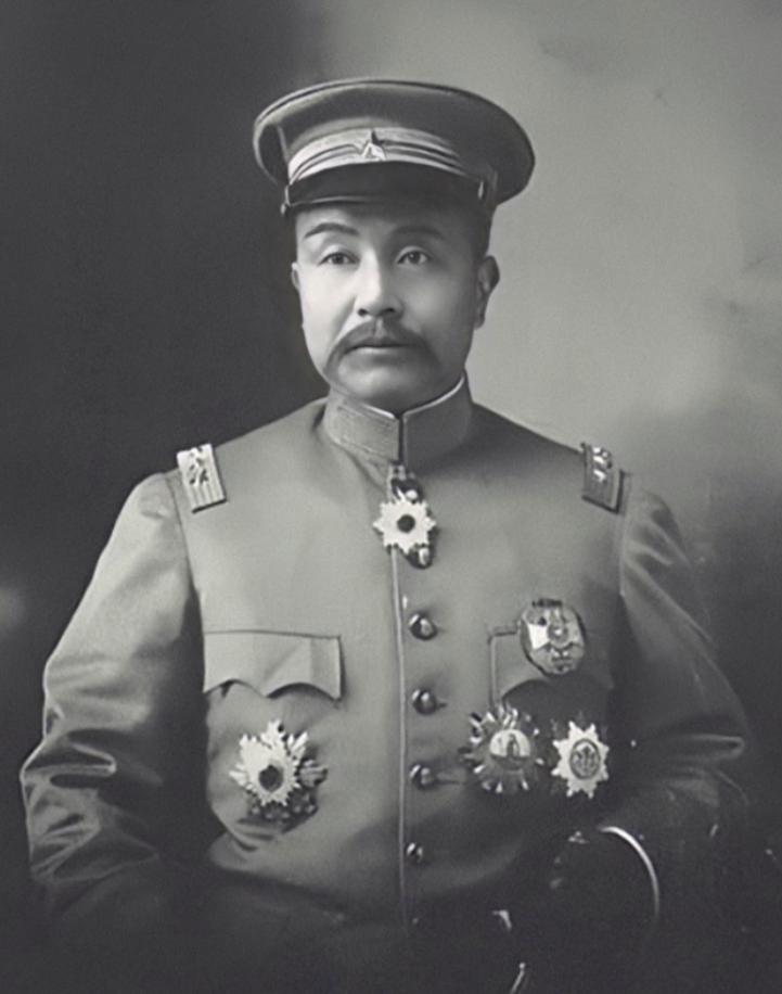 临死前袁世凯把儿子叫到床前：“你不要送葬，开枪打死穿红衣服的人。”几天后，他又把