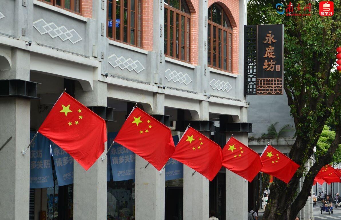 国庆期间，满街的五星红旗随风飘扬，那场面太震撼了。中华人民共和国马上迎来75岁生