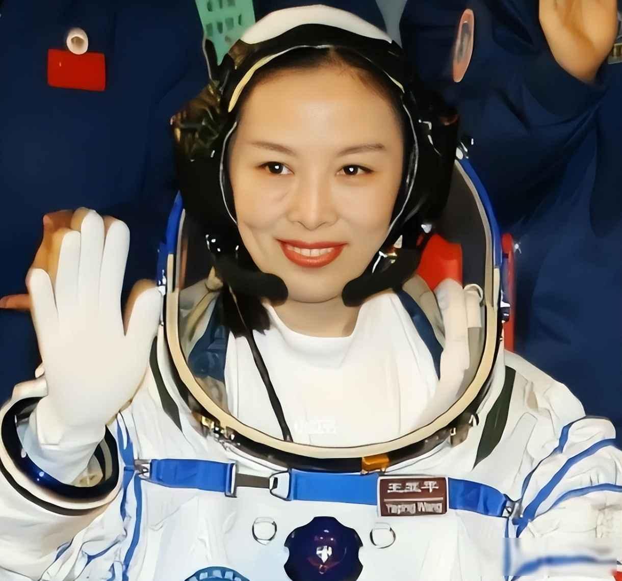 王亚平回家了，丈夫赵鹏接她时没拍照，女儿却递上一叠画满星星的纸，航天员夫妻的日常