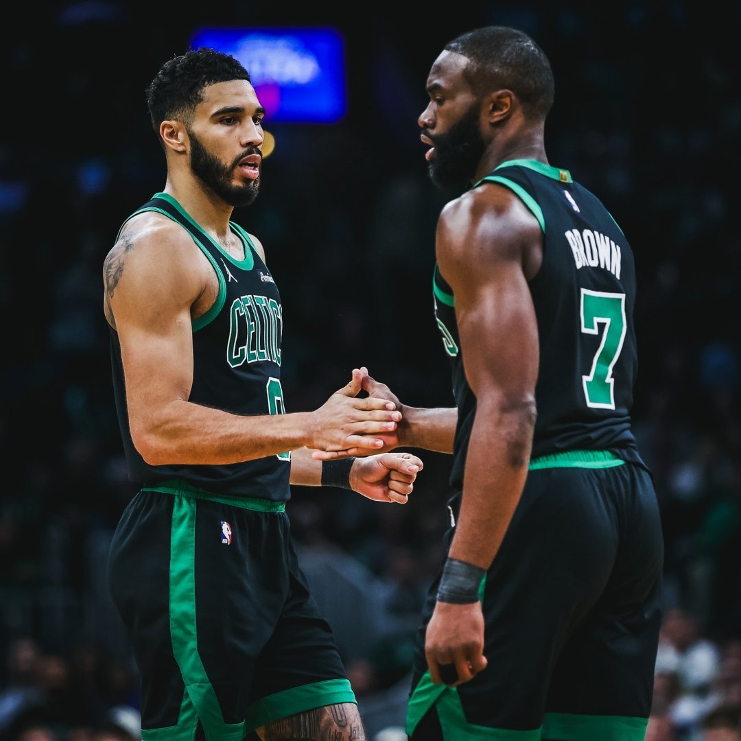 杰伦在本赛季开赛前18场比赛总得分已经突破500分，他是凯尔特人队史第三位拿到此