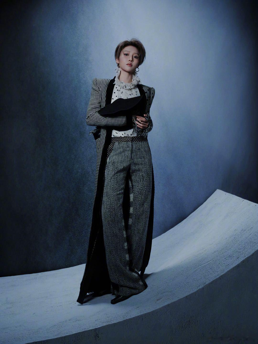 刘雨昕头顶了个扇子 