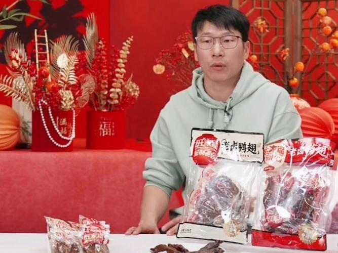 5月3日，前东方甄选主播明明（石明）在陕西商洛老家开启离职后首次直播 。4月25
