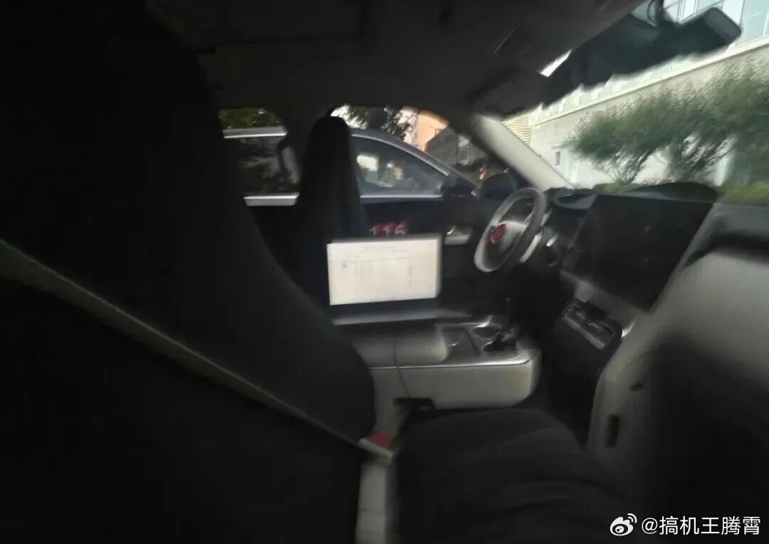 小米澎程的外观和内饰都曝光了，和之前曝出来的几乎一致，机盖上看起来有米标，还是熟