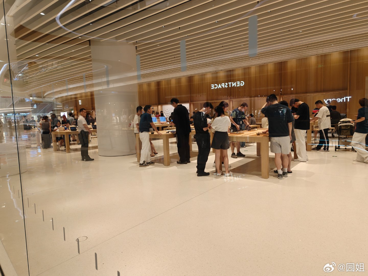 出来溜达一下，苹果店的人是真多啊 ​​​