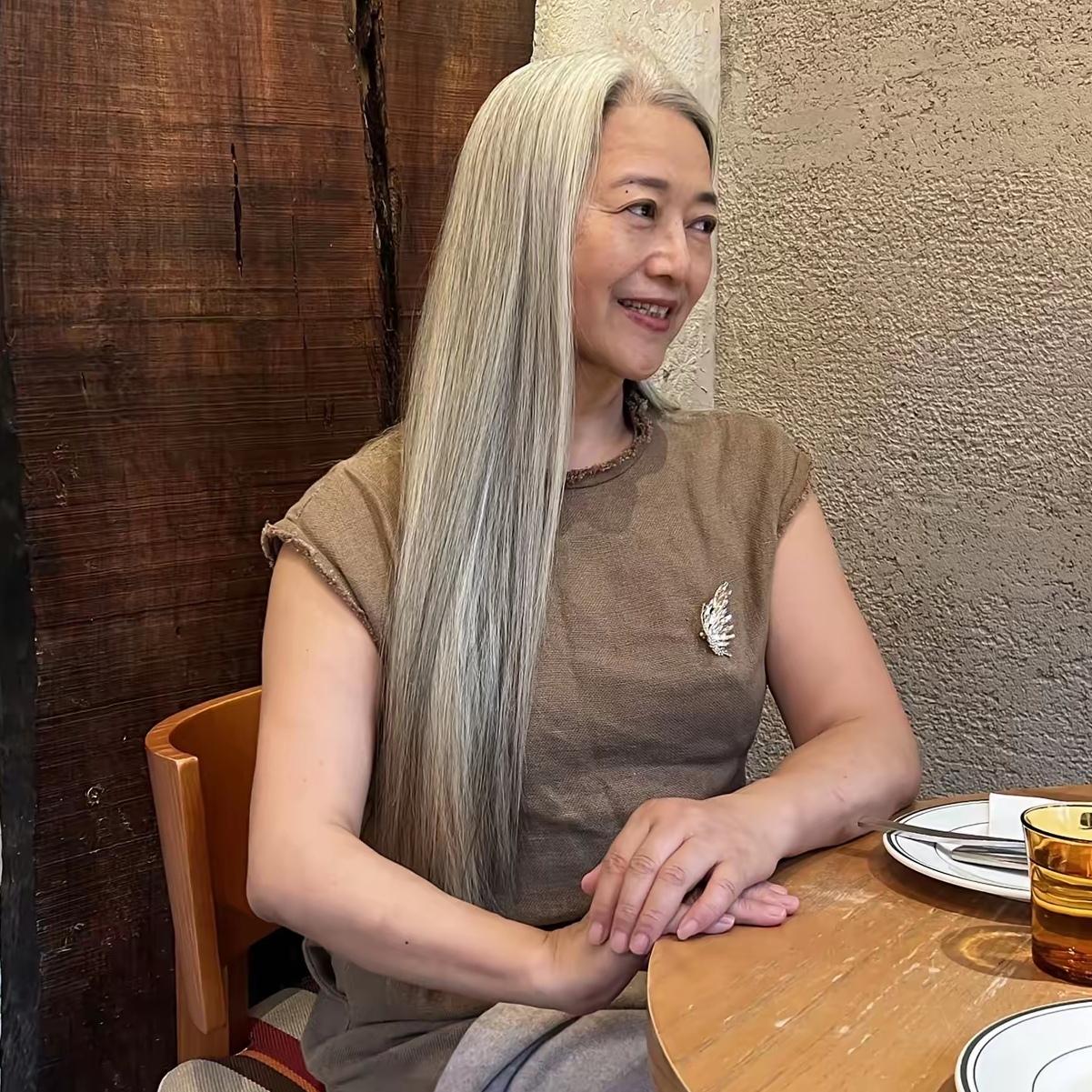 你能想象吗？60岁的我，顶着一头养了5年都没染过的白发出门，居然被路人追着夸“好