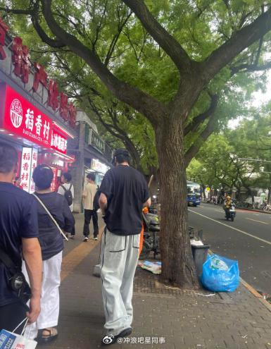 路人视角下的刘宇宁网友南锣鼓巷偶遇刘宇宁 网友南锣鼓巷偶遇刘宇宁，在路人视角下好