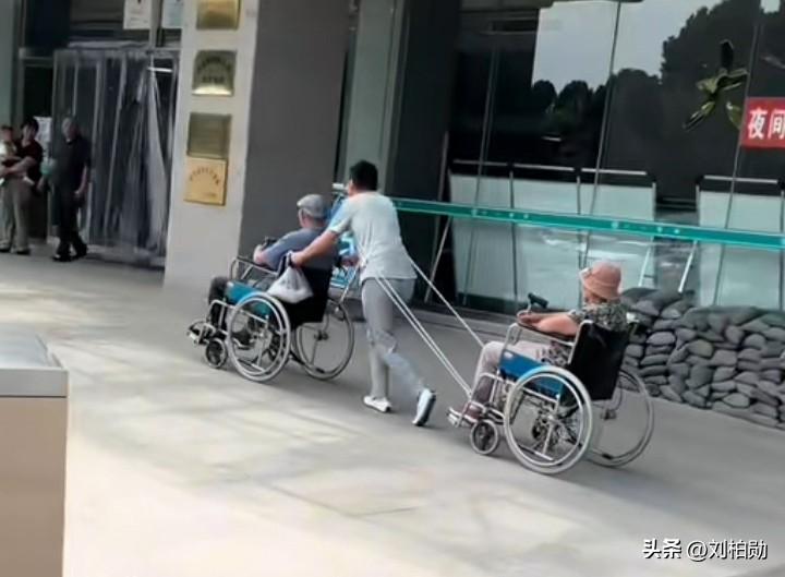 一张照片看哭无数人：一个人，两辆轮椅，两头都是至亲。
 一边是父亲，一边是母亲，