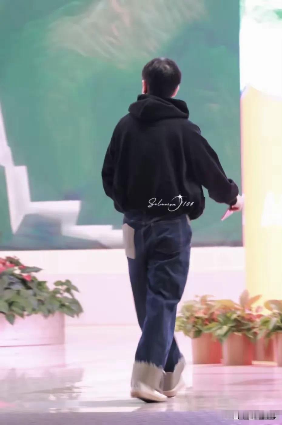 凌晨孙颖莎王曼昱出发蒙彼利埃，莎莎一身黑色休闲装真酷！

莎莎还是要去蒙彼利埃站