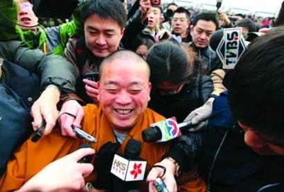 释永信接受采访时笑成一朵花，看得出来他是社牛一个。