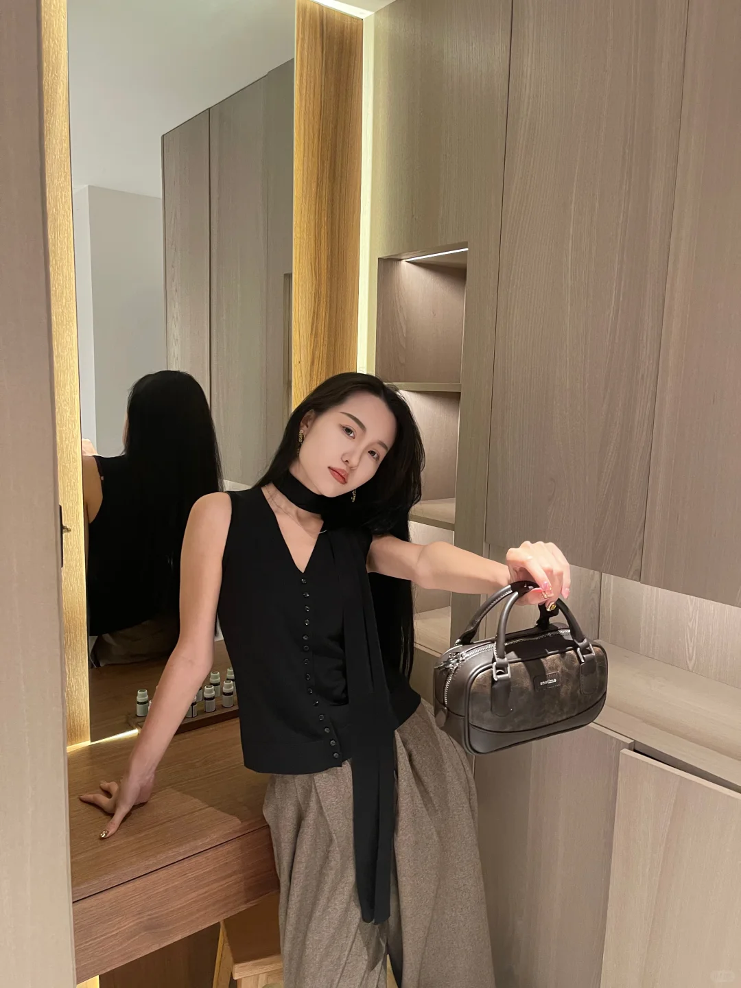 入秋法则 闻到落叶的味道～ 专属秋日的慵懒感！！ 搭配时光机复古包👜...