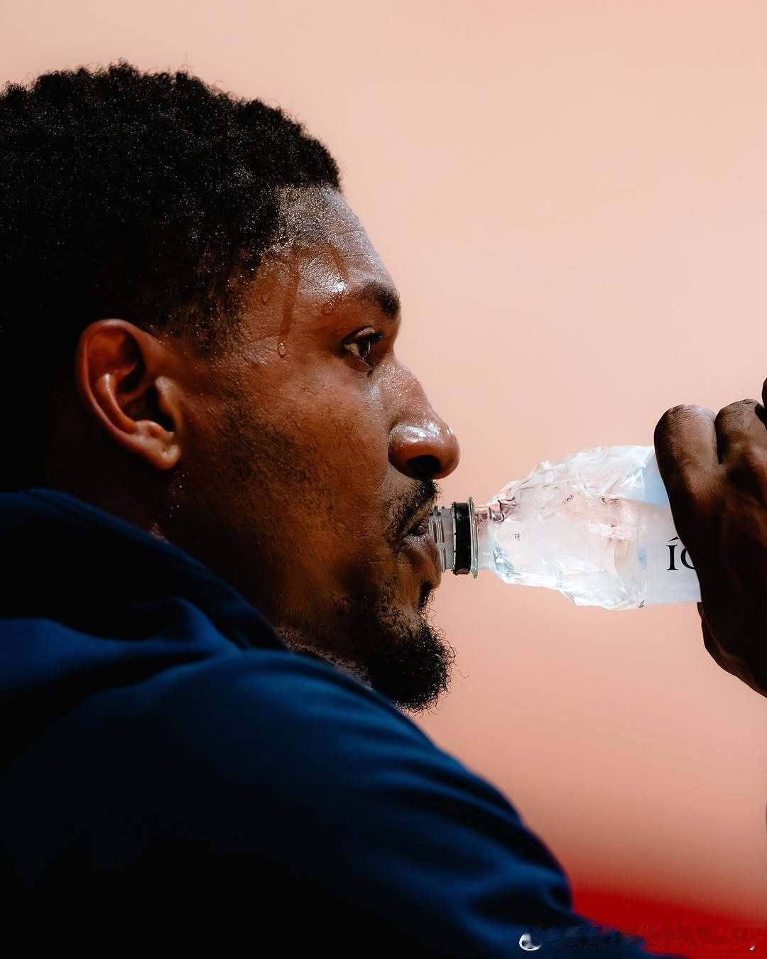 明天比尔复出快船方面：科比布朗 乔丹米勒 柯南三人受伤鹈鹕方面：鲁尼出战成疑 z