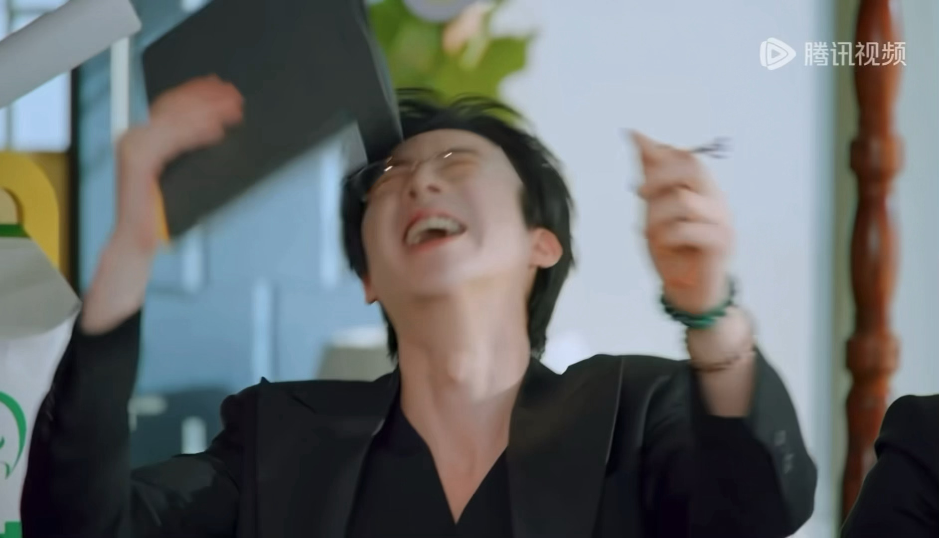 咪笑翻了 