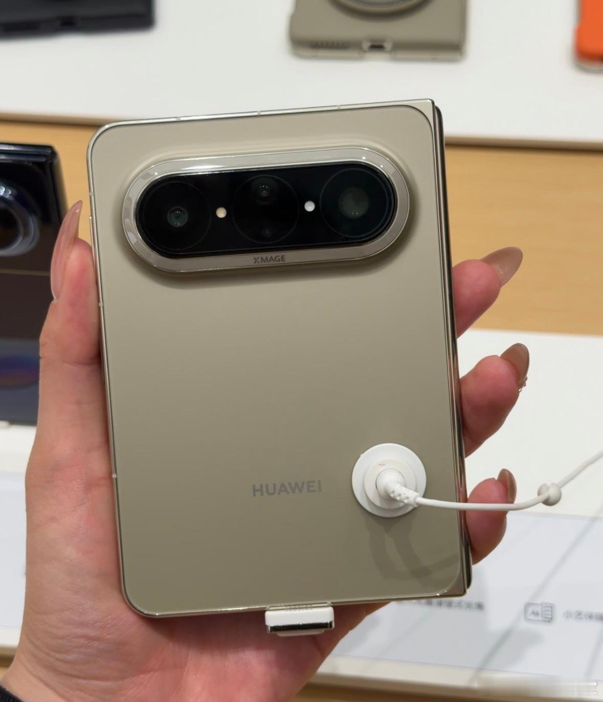 华为PuraXMax首销日销量曝光华为Pura X Max首销当日就热度爆棚，销