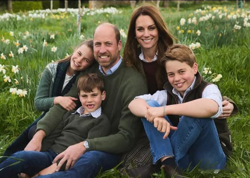 威尔士一家圣诞节卡片来啦！
今天，维基凯特分享了一张新的全家福照片，祝大家节日快