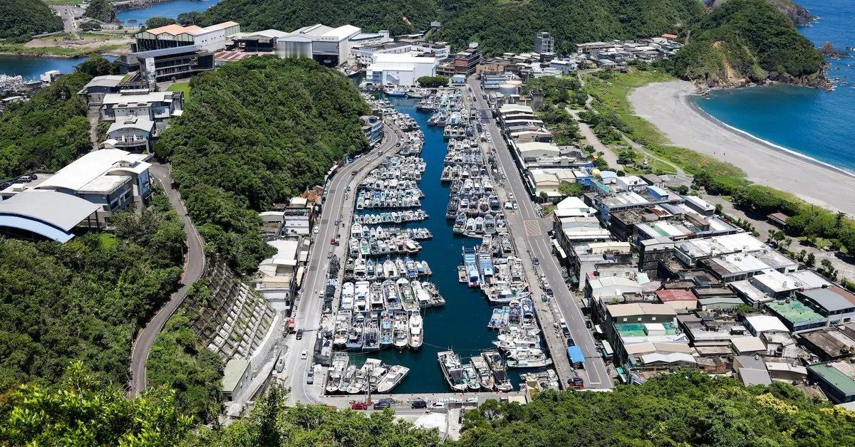 台风“波杜尔”当天晚些时候抵达台湾，台湾南部和东部大片地区关闭，数百个航班被取消