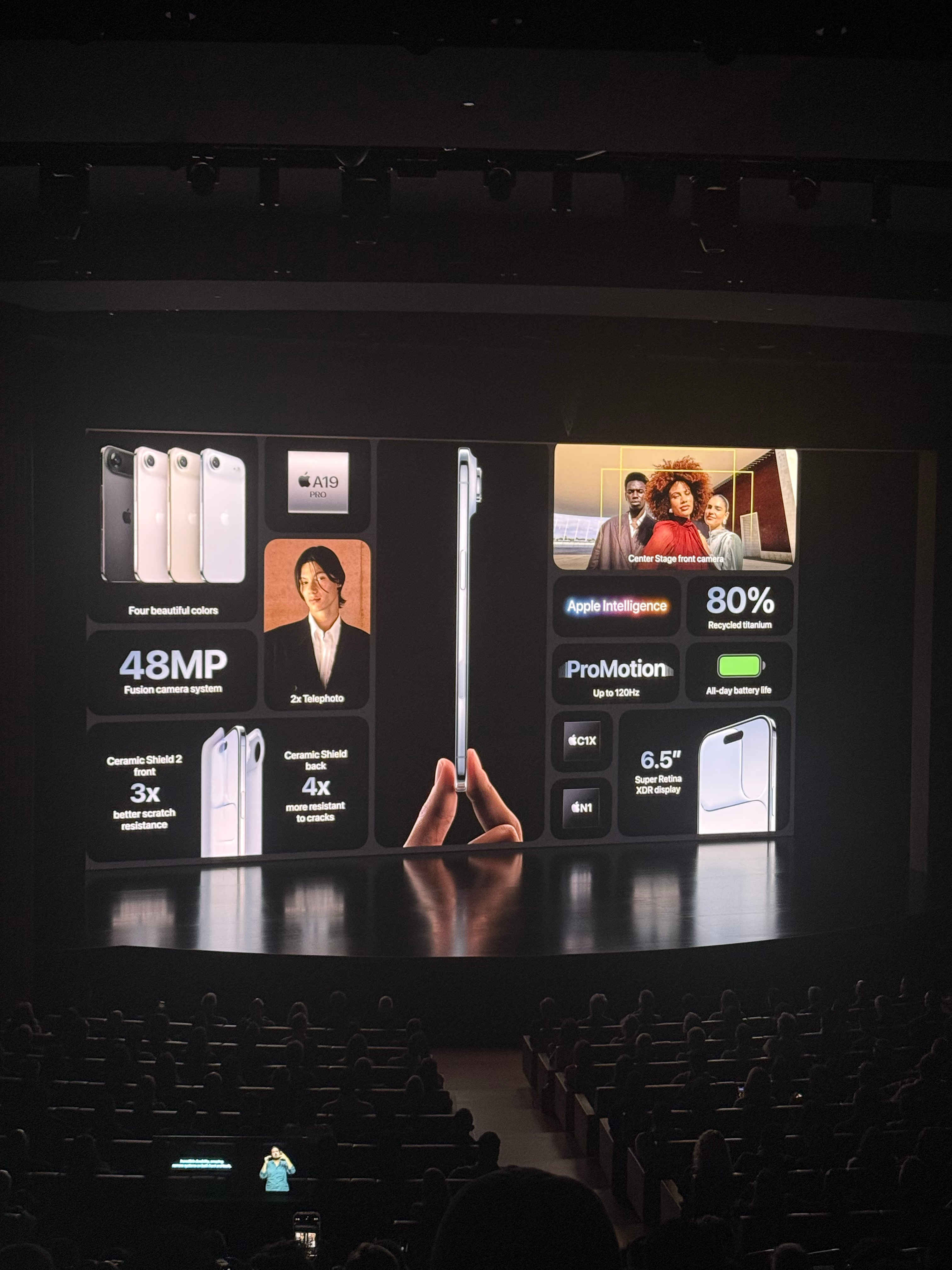 iPhone Air 来了，现场兴奋起来了！厚度仅有 5.6mm，太惨了，支持全