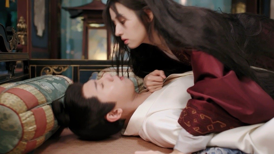 这段浴池戏堪称全剧高光！鹤男张耀用实力证明，好演员能把浴池落水、英雄救美这样的老