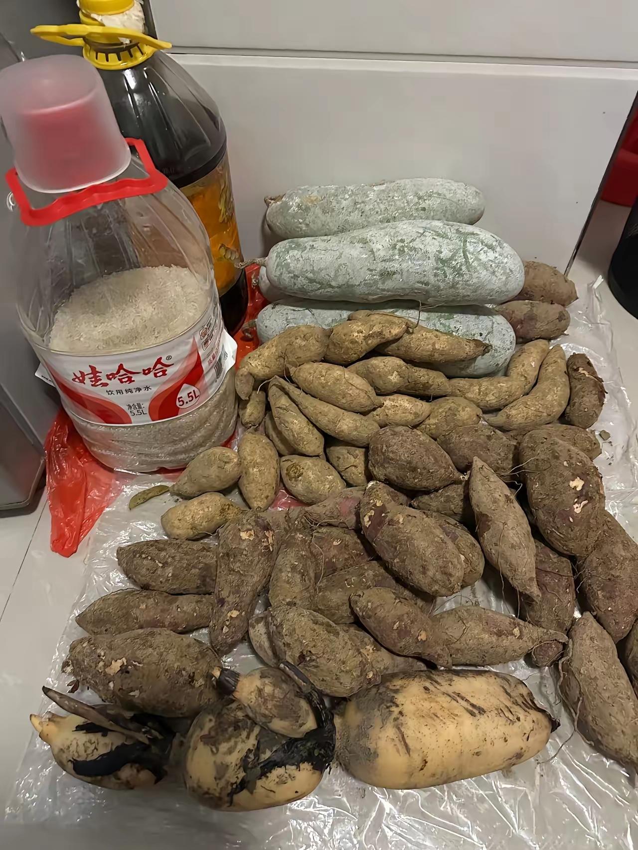 有不同的看法？
那就是应该珍惜这份拥有，婆婆拿出手的可能也就是这些，在她的心里这