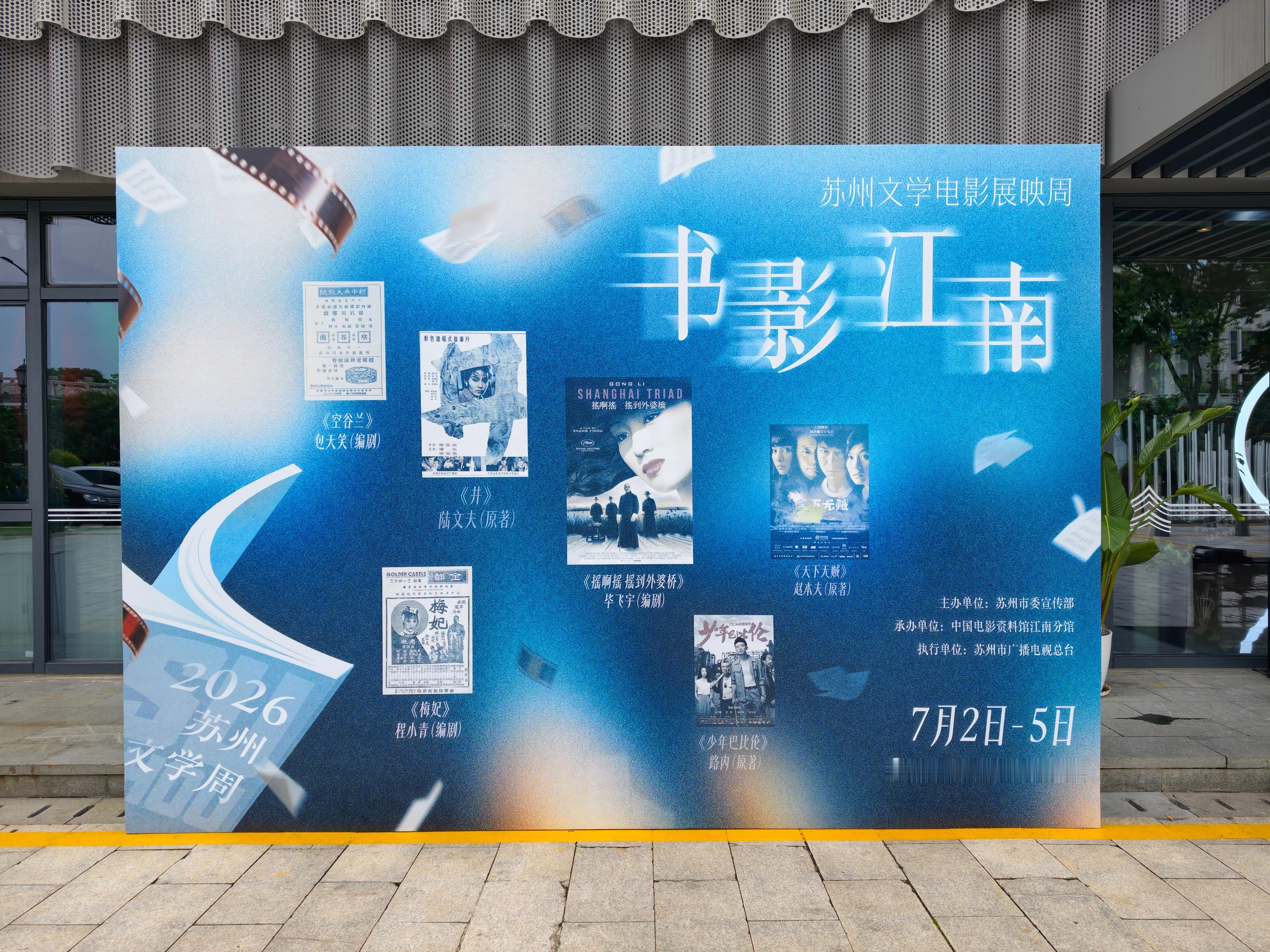 《罗斯》这上影节大热门也是给我看上了。溢价收的票，坐到座位上才开始查剧情没想到是