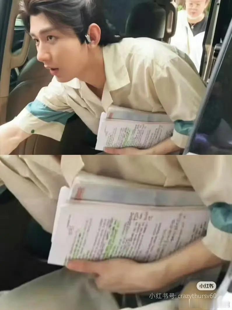 谁能扛住大男主剧就冲成毅的剧本密密麻麻都是笔记，都是为角色塑造的痕迹，会为角色设