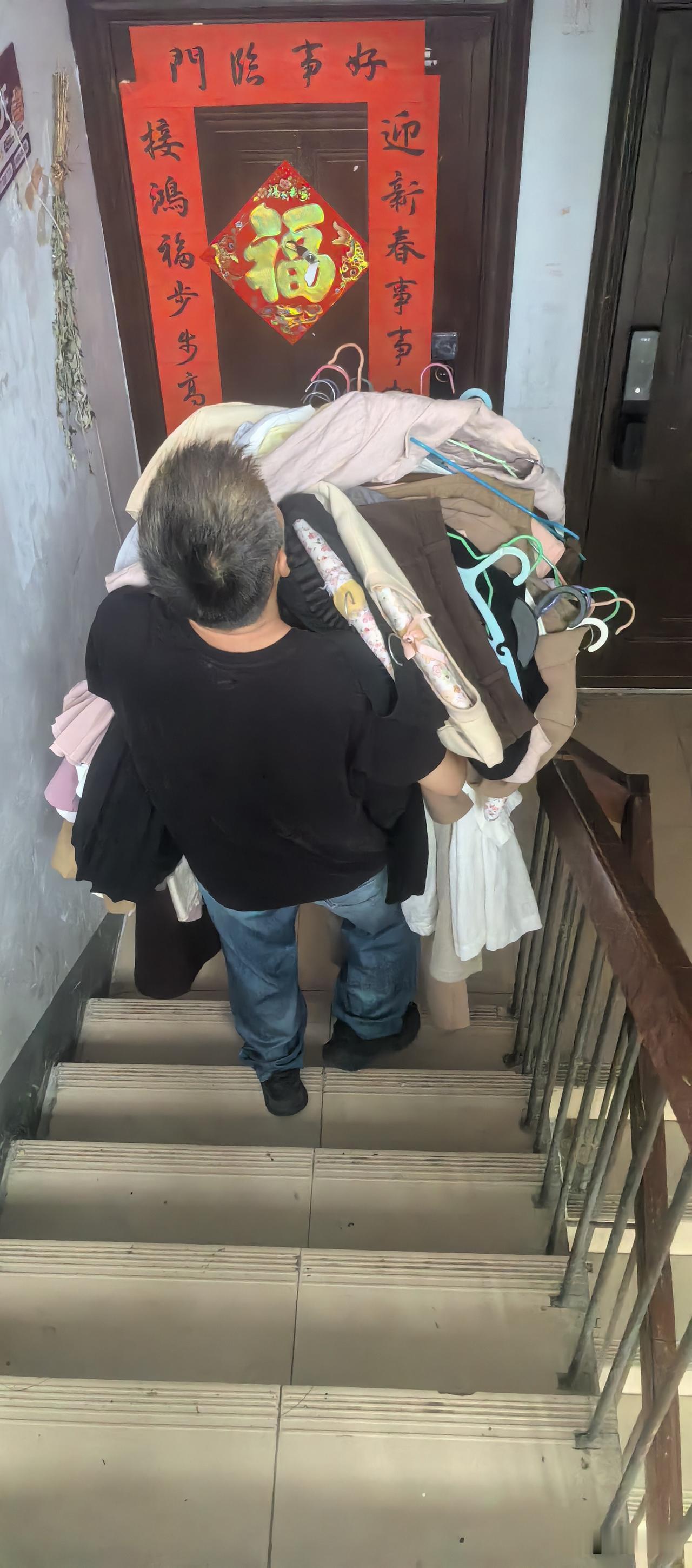 开始蚂蚁搬家，该不该给孩子他爹加鸡腿？

要搬家了，大件找搬家公司。零东碎西的就
