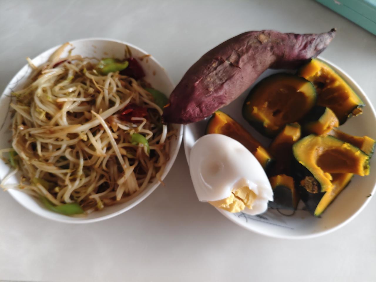 人到中年，吃饭不再追求丰盛，只求健康。
今日早餐：清炒绿豆芽、蒸南瓜、红薯、水煮