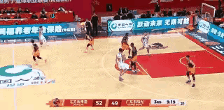 二杰这个传切属于什么水平？王少杰和徐杰挡拆，然后王少杰顺下，接球暴扣，这个球看着