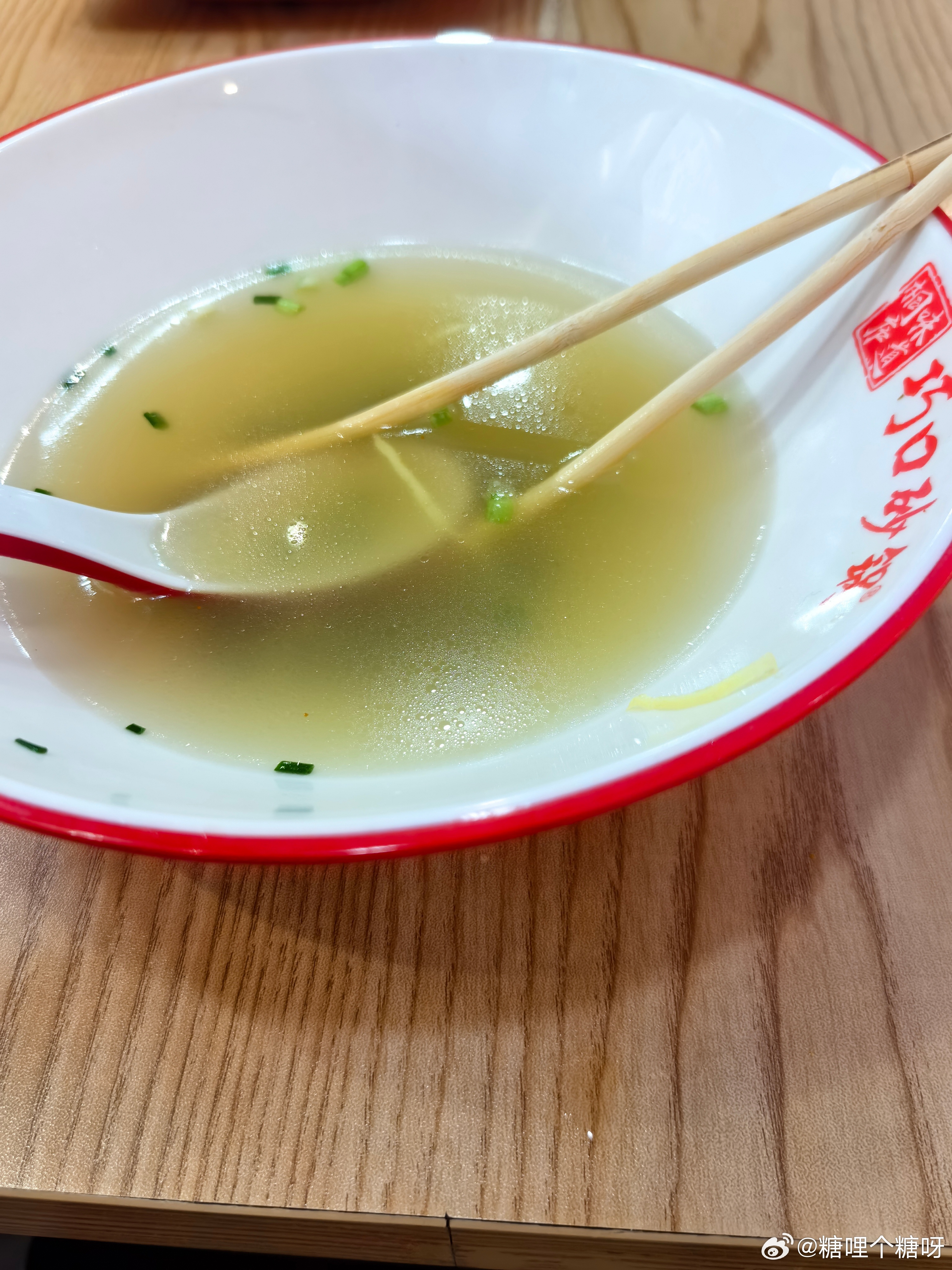 出差赶路，服务区随便吃一口年纪不大，也体面不了一点，更心酸了年纪大了体面的背后就