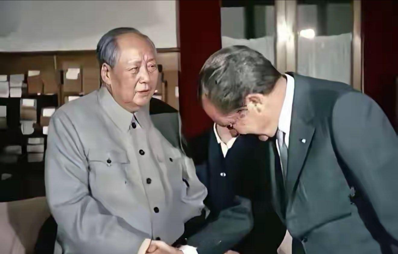 张历史瞬间太有张力了！1972年，毛泽东主席与尼克松总统的世纪握手。主席一身灰色