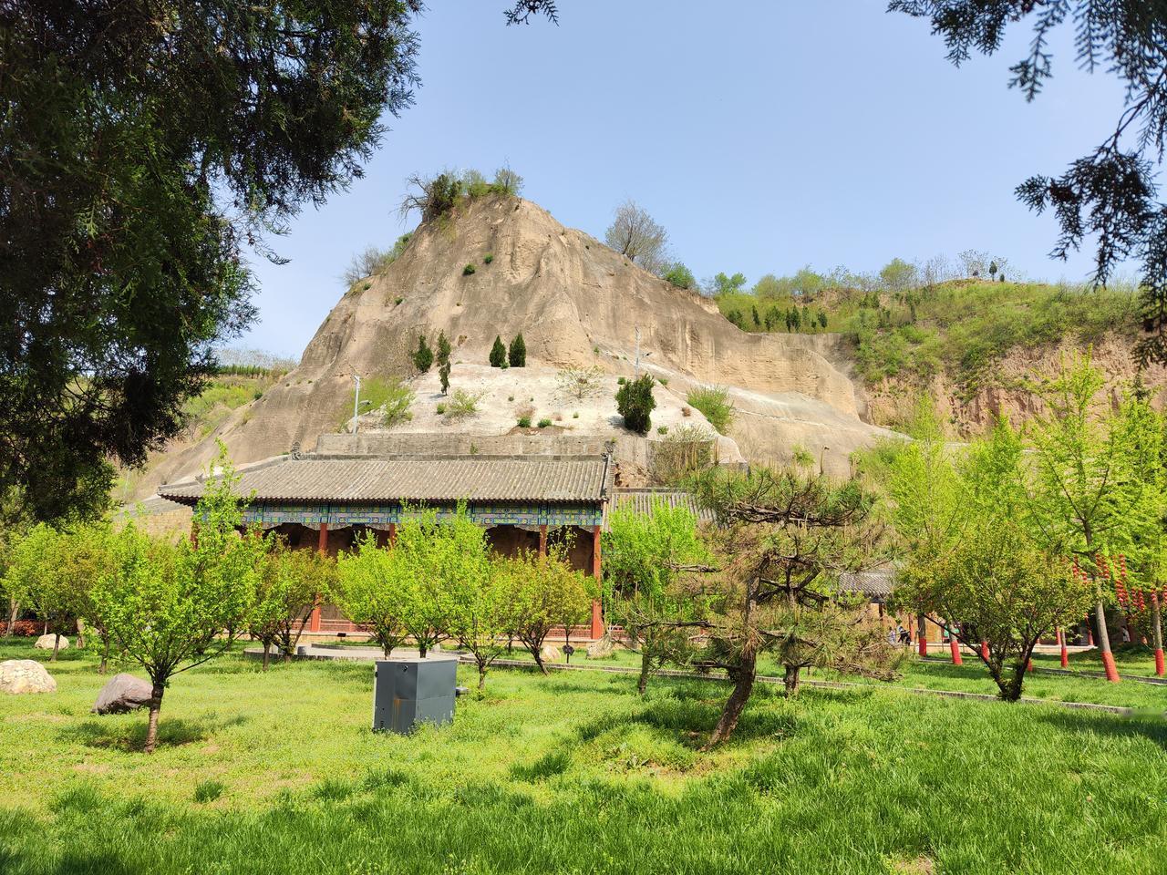 春见巩义石窟寺
一共五个窟，该寺为北魏至唐代皇室礼佛的重要场所，唐太宗李世民等历
