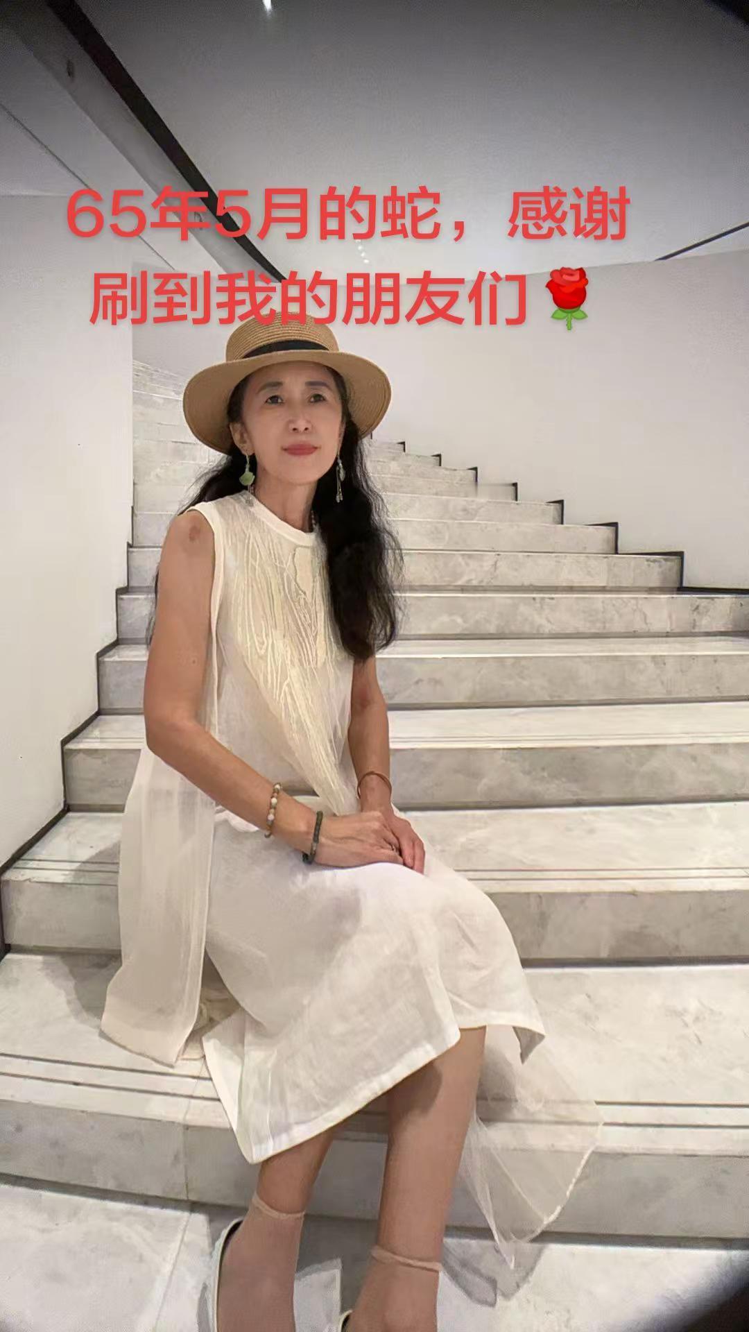属蛇的我们 楼梯上的美 享受自由搭配的快乐 今日份优雅名媛风穿搭 找到适合自己的
