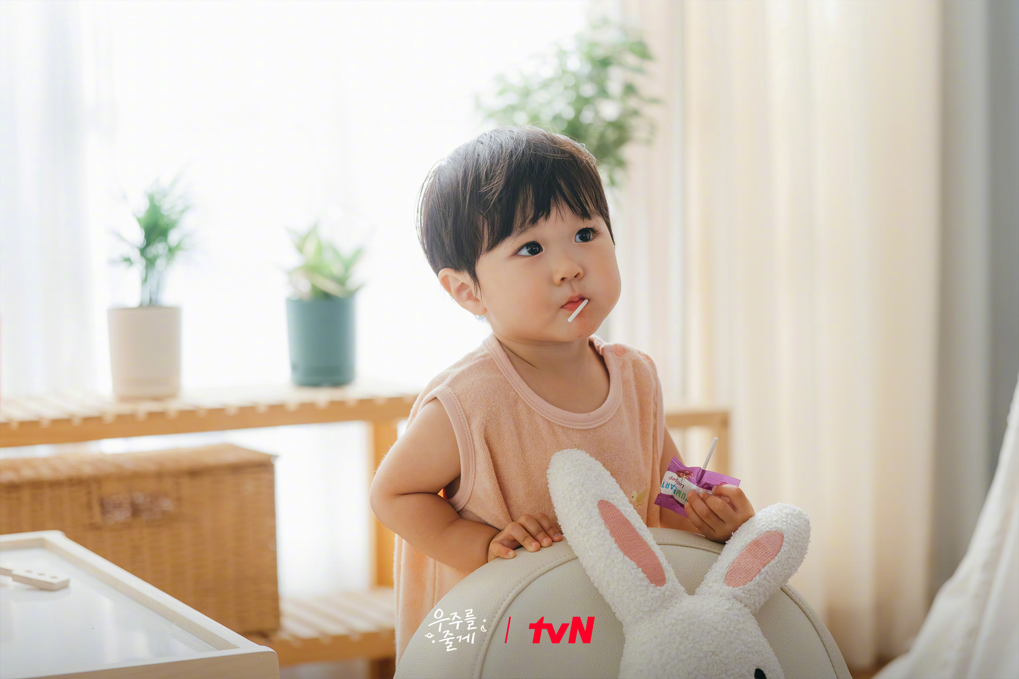 裴仁爀卢正义朴栖含 主演tvN新水木剧给你宇宙 公开剧照。该剧讲述从初次见面开始