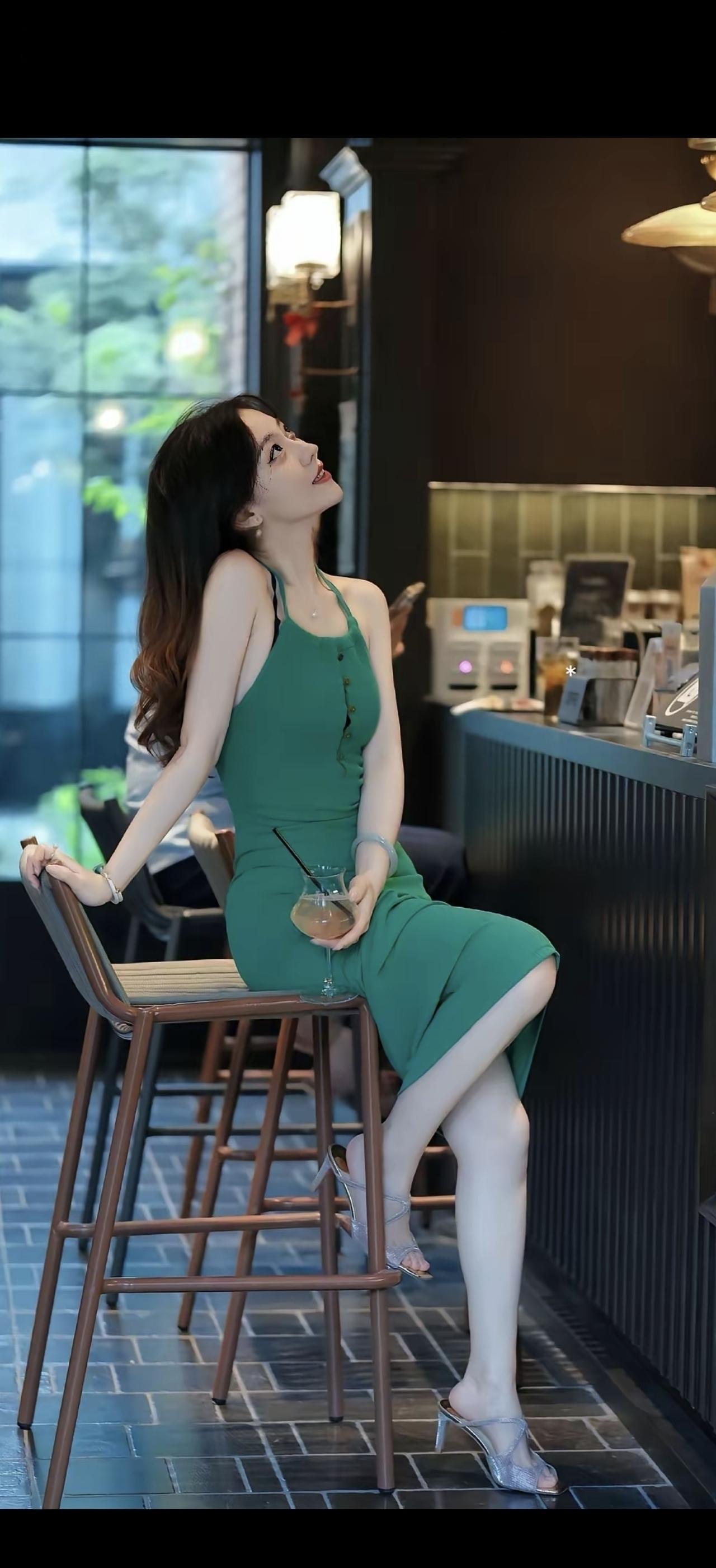 绿衣美人倚高椅，清酒一盏醉春风。