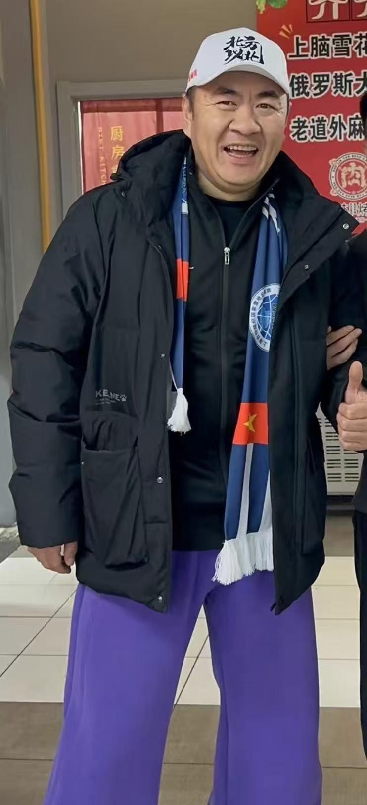 哈尔滨这事儿真挺讽刺。
哈尔滨冰雪大世界的主持人“左右哥”，被戏称“罗圈腿，公鸭