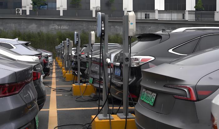 在日新月异的城市图景中，电动汽车正悄然重塑着我们的出行方式。然而，“里程焦虑”如