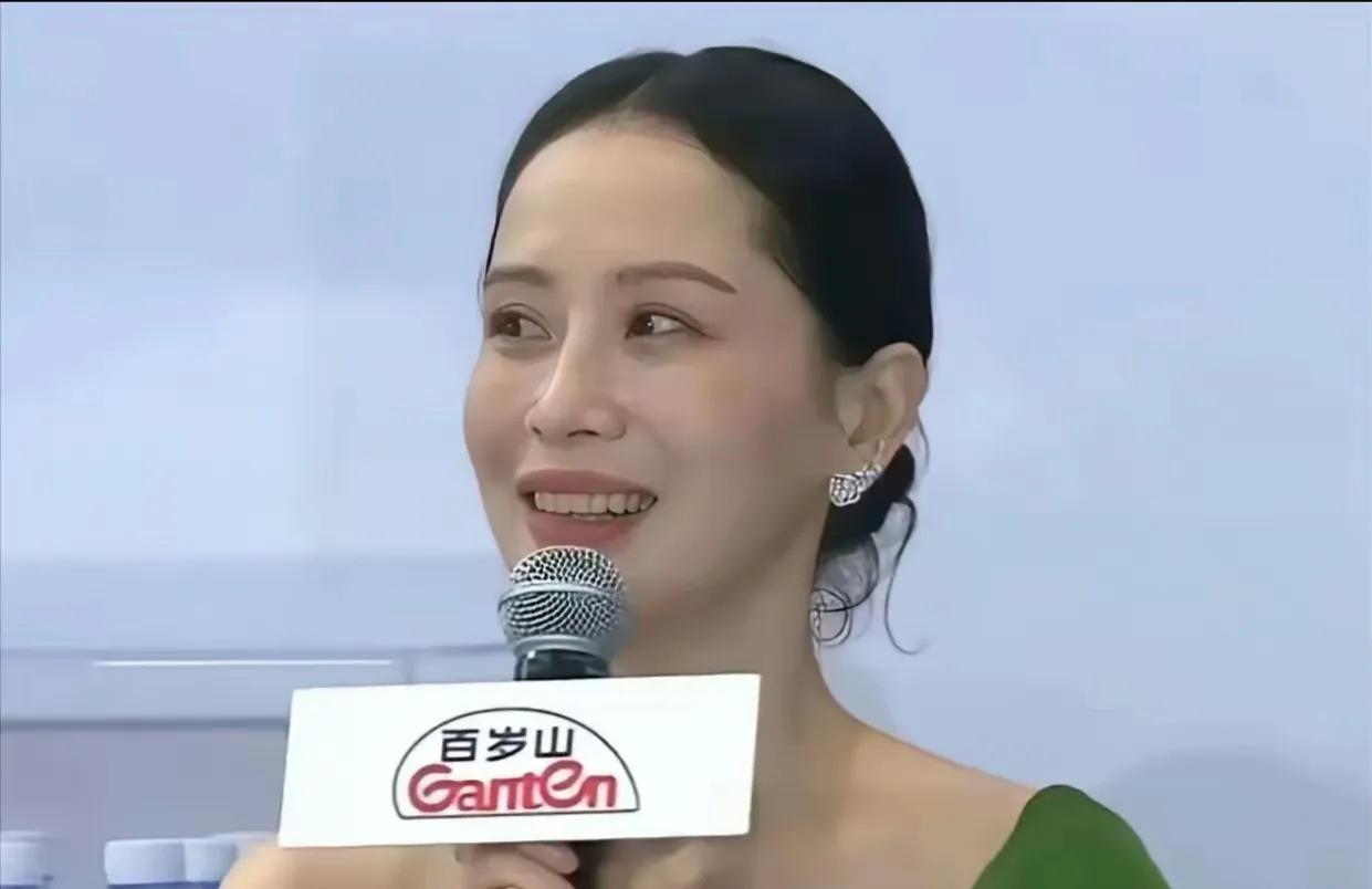 海清这是去了几趟韩国？
搜索了一下她最近的几次露脸，究竟这是海清？温峥嵘？陈数？