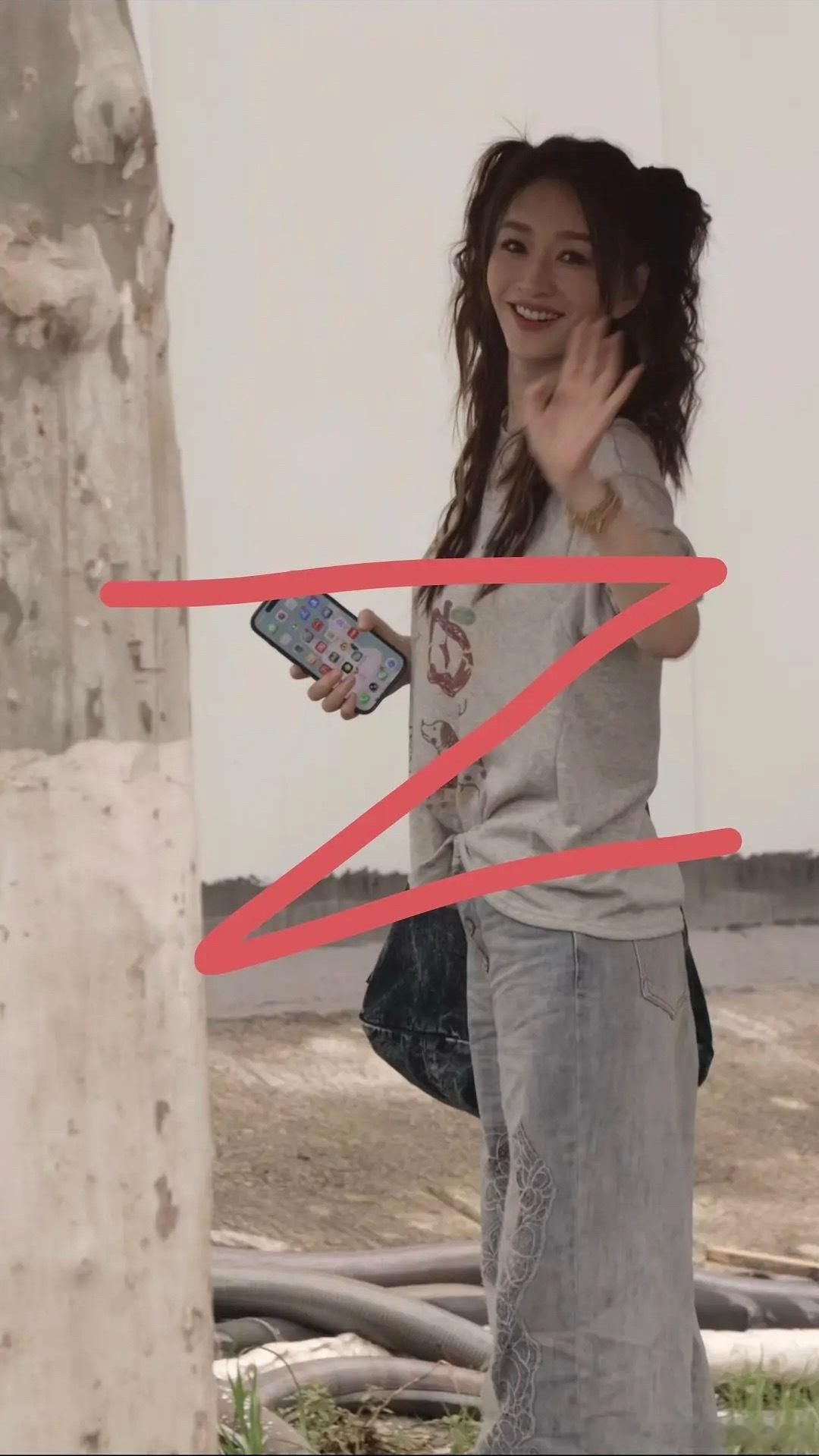 李小冉一公上班路透 好美的蝴蝶犬 