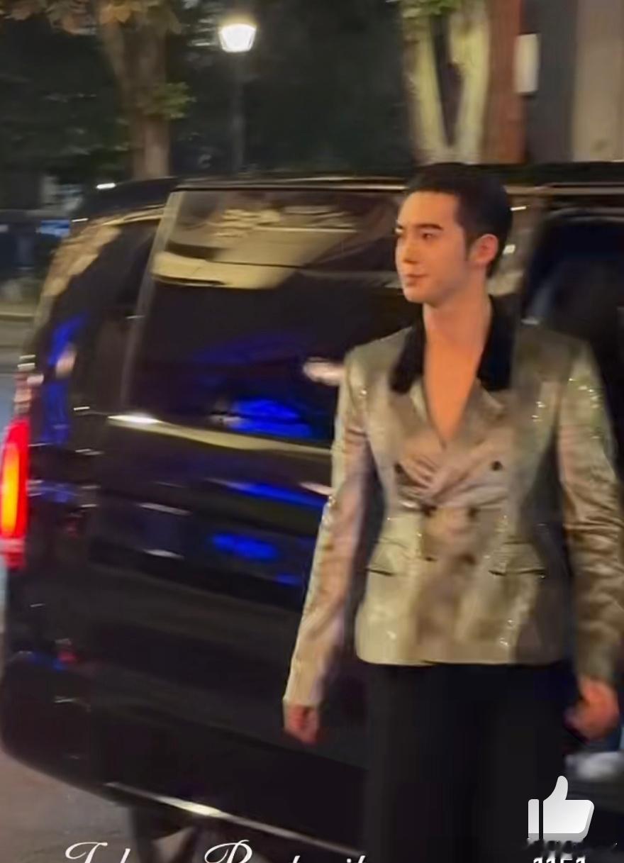 于适巴黎外拍路透，这胸肌好馋人，帅哥你好辣！！