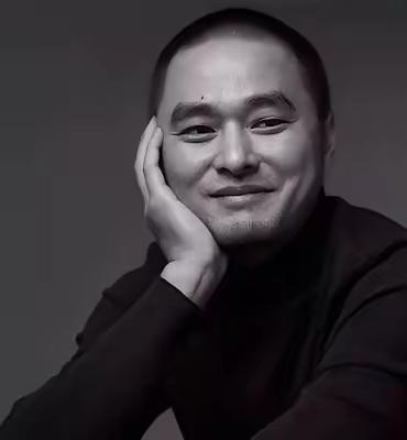 冯唐，一句狠话点醒无数人！戒掉无效社交，才是顶级的清醒。
 
冯唐这句大实话，真