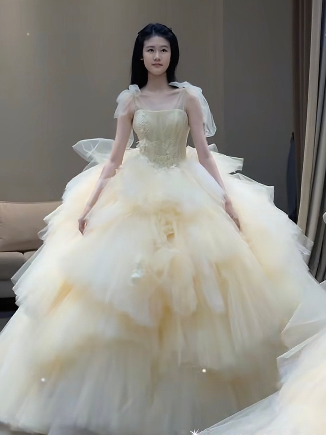 贝儿试穿18岁生日礼服陆毅鲍蕾女儿18岁生日试装 一场充满仪式感的成人礼准备。鲍